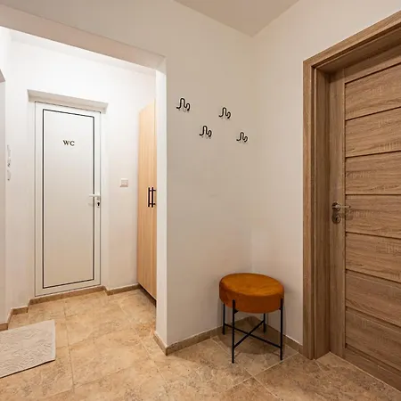 Apartman Next To Sea Garden Suitable For 4 Persons